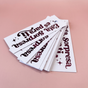 Tags personalizados con foil — 3 × 9 cm